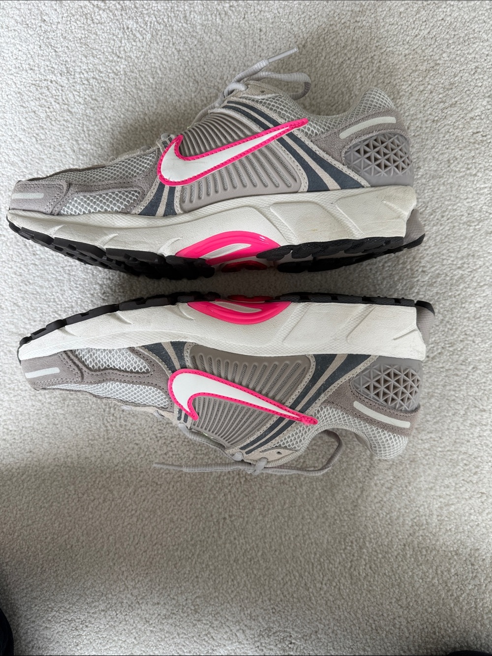 Nike Women’s Vomero 5 Light Gray & Hot Pink Sneakers - Picture 3 of 6